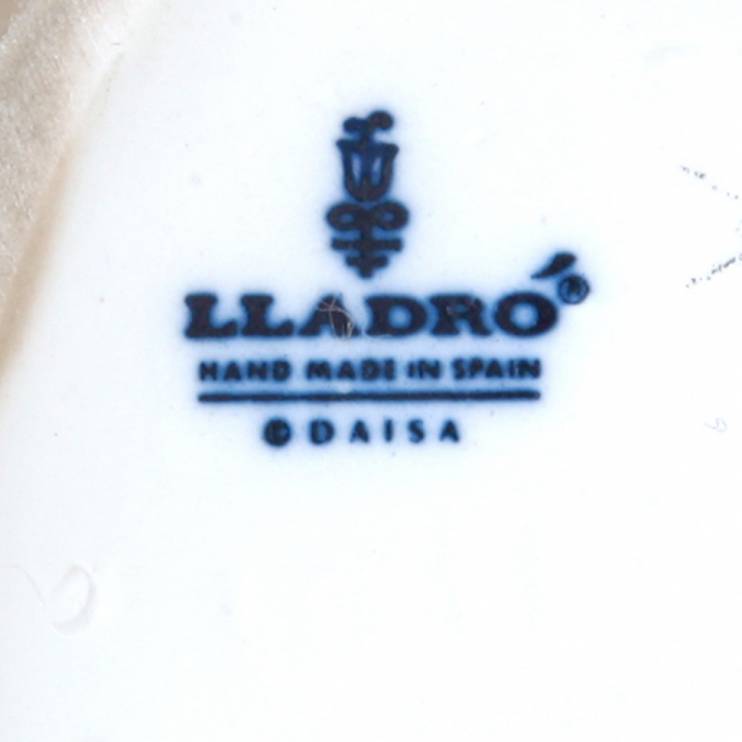 Статуэтка Lladro Девочка с поросенком, 17 см (8027)