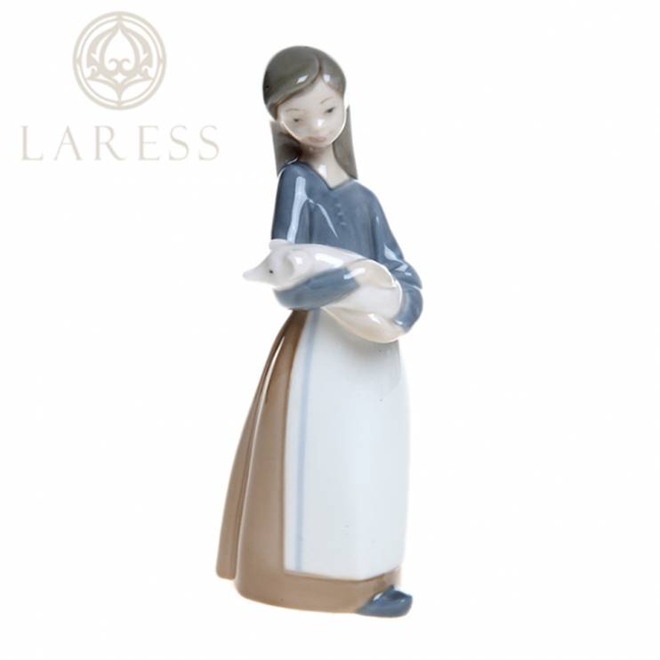 Статуэтка Lladro Девочка с поросенком, 17 см (8027)