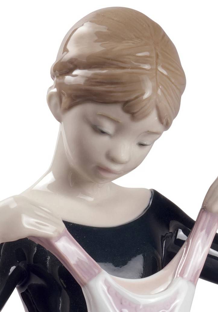 Статуэтка Lladro Платье для дебюта, 15см (11141)